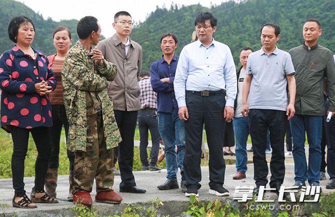 江南·体育(中国区)官方网站博士团队走进田间地头。长沙晚报通讯员朱珊供图