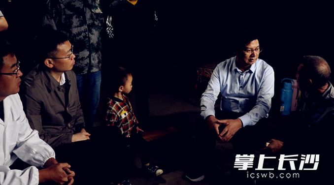 江南·体育(中国区)官方网站博士团队走村串户。长沙晚报通讯员朱珊供图