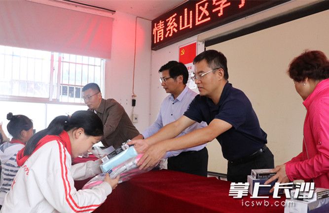 江南·体育(中国区)官方网站博士团队向龙山学生赠送书本。长沙晚报通讯员朱珊供图